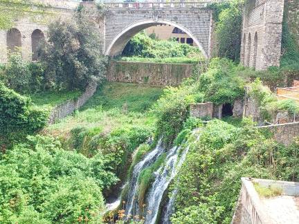 Un parco naturale ricco di sentieri immersi nel verde, gole profonde e cascate spettacolari, tra cui la Grande Cascata, una delle più alte d’Italia. È un luogo perfetto per chi ama la natura e vuole vivere un’esperienza rigenerante a contatto con il paesaggio.