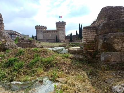 Questa maestosa fortezza, costruita nel XV secolo da Papa Pio II, domina il centro storico di Tivoli. Con le sue possenti torri circolari e le mura imponenti, è un simbolo della protezione e del controllo papale sulla città. La Rocca è visitabile e offre una suggestiva testimonianza della storia medievale di Tivoli.