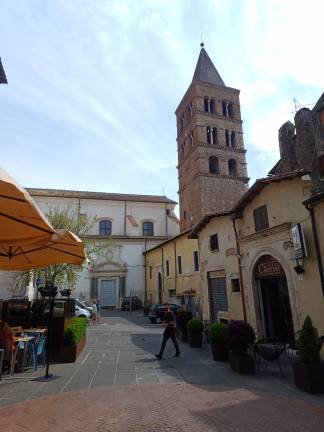 Passeggiando per le sue stradine, si incontrano botteghe artigiane, chiese antiche come San Lorenzo e scorci incantevoli che raccontano la storia millenaria della città. Una tappa rilassante per immergersi nell’atmosfera locale.
