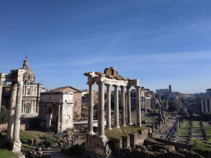 Il Foro Romano era il centro politico, economico e religioso dell’antica Roma. Questo vasto complesso archeologico ospita resti di templi, basiliche e archi trionfali. Camminare tra le rovine significa tornare indietro nel tempo, respirando l’atmosfera della Roma antica. Tra i luoghi più significativi si trovano il Tempio di Saturno e la Casa delle Vestali.