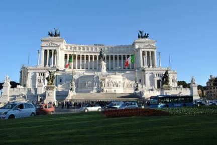 Dominata dall’imponente Vittoriano, noto anche come Altare della Patria, questa piazza è un punto nevralgico di Roma. La vista dalla terrazza del monumento è spettacolare e abbraccia l’intera città.