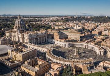 Il cuore del Cristianesimo cattolico, il Vaticano ospita la Basilica di San Pietro, una delle chiese più grandi e belle del mondo. All’interno, potrete ammirare la Pietà di Michelangelo, il Baldacchino del Bernini e la cupola da cui si gode una vista spettacolare su Roma.