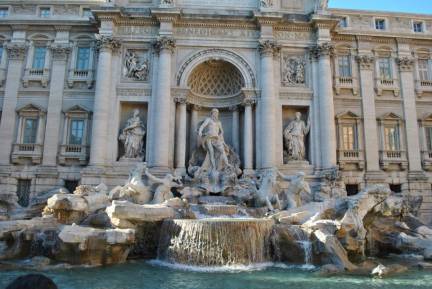 Capolavoro barocco progettato da Nicola Salvi, la Fontana di Trevi è famosa in tutto il mondo per la sua magnificenza. Situata in una piccola piazza, attira migliaia di turisti che lanciano una moneta nelle sue acque per assicurarsi il ritorno a Roma. La statua centrale rappresenta Oceano, circondato da figure mitologiche e cascate d’acqua.