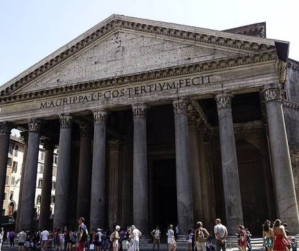 Costruito nel 27 a.C. e ricostruito da Adriano nel II secolo, il Pantheon è uno degli edifici antichi meglio conservati al mondo. La sua cupola è un capolavoro di ingegneria, con un oculus centrale che lascia entrare la luce naturale, creando un effetto straordinario all’interno. Originariamente un tempio dedicato a tutti gli dei, oggi è una chiesa cattolica che ospita anche le tombe di personaggi illustri come Raffaello.