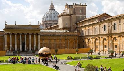 Un tesoro d’arte e storia che ospita capolavori di Michelangelo, Raffaello e molti altri. La Cappella Sistina, con il suo soffitto affrescato da Michelangelo, è uno dei luoghi più suggestivi e visitati al mondo.