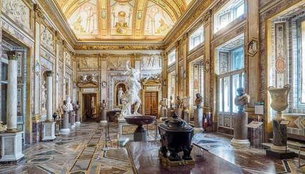 Un’oasi di verde nel cuore della città, Villa Borghese è il parco più famoso di Roma. Al suo interno si trova la Galleria Borghese, che ospita capolavori di Caravaggio, Bernini e Raffaello.