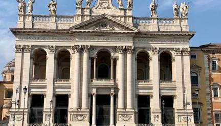 Cattedrale di Roma, la Basilica di San Giovanni in Laterano è famosa per la sua architettura grandiosa e la Scala Santa, che si dice sia stata percorsa da Gesù.