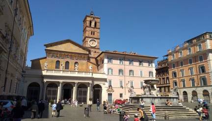 Questo quartiere caratteristico è famoso per i suoi vicoli acciottolati, le case colorate e la vivace atmosfera. Trastevere è il luogo ideale per scoprire ristoranti autentici e locali tipici, oltre a chiese straordinarie come Santa Maria in Trastevere.
