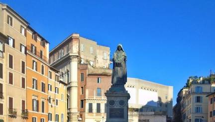 Una vivace piazza romana famosa per il mercato mattutino di frutta, verdura e fiori. Di sera, si trasforma in un punto di ritrovo con bar e ristoranti frequentati sia da locali che da turisti.
