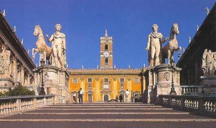 Progettata da Michelangelo, Piazza del Campidoglio è una delle piazze più iconiche di Roma. Qui si trovano i Musei Capitolini, che ospitano capolavori come la Lupa Capitolina e il Marco Aurelio.