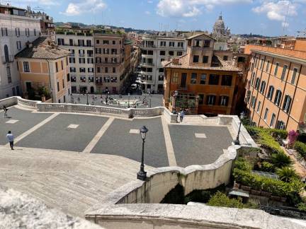 La scalinata di Trinità dei Monti, con la sua vista su Piazza di Spagna, è uno dei luoghi più fotografati di Roma. La fontana della Barcaccia, progettata dal Bernini, aggiunge fascino a questa elegante piazza.