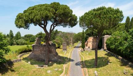 Una delle strade più antiche di Roma, la Via Appia Antica è ideale per una passeggiata o un giro in bicicletta tra rovine, catacombe e mausolei.