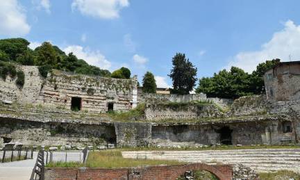 Teatro Grande i Brescia är ett arkitektoniskt och kulturellt mästerverk. Teatern invigdes 1810 och är känd för sin perfekta akustik och sin dekorativa prakt, med stuckaturer och fresker som pryder salarna. Förutom att vara värd för opera- och balettföreställningar är Teatro Grande en referenspunkt för stadens kulturevenemang.