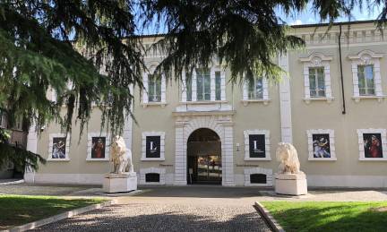 Pinacoteca Tosio Martinengo är en juvel för konstälskare. Detta museum rymmer en stor samling verk från renässansen till artonhundratalet, med mästerverk av konstnärer som Raphael, Moretto, Romanino och den berömda"Saint Franciskus i Meditation" av Caravaggio. Rummen är noggrant inredda och skapar en spännande resa genom århundradena.