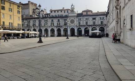 Piazza della Loggia är Brescias renässanshjärta, med sina eleganta byggnader och karakteristiska astronomiska klocka. Loggian, stadshusets säte, dominerar torget med sin praktfullt dekorerade fasad. Denna plats är också en symbol för det historiska minnet, kopplat till massakern 1974. Det är en idealisk mötesplats för att börja en promenad i den historiska stadskärnan.