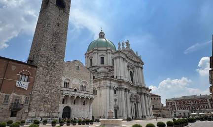 Piazza Paolo VI är hem för två katedraler: Duomo Vecchio, i romansk stil och känd som La Rotonda, och Duomo Nuovo, i barockstil. Duomo Vecchio är ett extraordinärt exempel på medeltida arkitektur, med sin cirkulära struktur och suggestiva krypta. Duomo Nuovo, med sin imponerande kupol, är bland de största i Italien. Torget är en fascinerande plats som förenar olika historiska epoker.