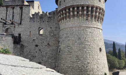 Brescia slott, som ligger på Colle Cidneo, är en av stadens symboler. Denna imponerande medeltida fästning erbjuder en hisnande panoramautsikt över Brescia och dess omgivningar. Inne i slottet finns Luigi Marzoli Museum of Arms, med en av de viktigaste samlingarna av antika vapen i Europa, och Risorgimentos museum. När du går genom dess vallar och trädgårdar kan du andas en unik historisk atmosfär.
