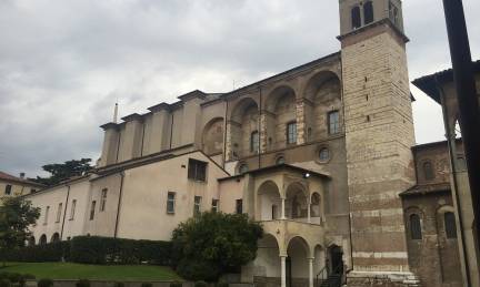 Santa Giulia-museet är en av de viktigaste kulturella platserna i Brescia och Italien. Beläget i ett gammalt klosterkomplex, guidar museet besökare genom stadens historia, från romartiden till renässansen. Bland de utställda mästerverken utmärker sig Desiderius-korset och den berömda Winged Victory, en nyligen restaurerad romersk staty. Museets utrymmen är fascinerande, med kloster, kyrkor och arkeologiska lämningar.
