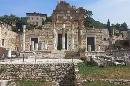 Denna UNESCO-plats är en av de största romerska arkeologiska komplexen i norra Italien. Inuti kan du besöka Capitolium, ett gammalt tempel tillägnat Jupiter, Juno och Minerva, och den romerska teatern. Den arkeologiska parken erbjuder en nedsänkning i romerska Brescia, med resplaner som berättar historien om det dagliga livet på den tiden.