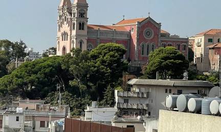 Basilica Sanctuary of Montalto är en viktig plats för tillbedjan i Messina, belägen på en kulle som erbjuder panoramautsikt över staden och sundet. Denna helgedom, tillägnad Madonnan i Montalto, är en av de viktigaste pilgrimsfärdsplatserna för Messinas folk. Kyrkan med anor från 1600-talet har en barockfasad och en rikt dekorerad interiör. Utsikten från helgedomens terrass är en av de vackraste utsikterna över staden, särskilt vid solnedgången, när himlen smälter samman med havet.