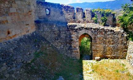 Det normandisk-schwabiska slottet Messina, byggt på 1200-talet, är ett av stadens viktigaste historiska monument. Fästningen byggdes av normanderna och utökades därefter av schwaberna, och har bevittnat många historiska händelser, inklusive motstånd mot arabisk och normandisk dominans. Idag är slottet värd för kulturevenemang och erbjuder spektakulära vyer över Messinasundet. Med sina imponerande murar representerar slottet en påtaglig koppling till stadens förflutna och en av de mest suggestiva attraktionerna att besöka.