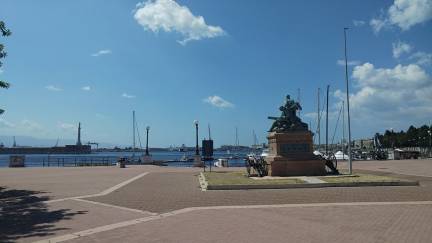 Lungomare di Messina är en av de vackraste promenaderna i staden, och erbjuder panoramautsikt över Messinasundet och Kalabrien. Denna breda aveny, kantad av palmer och trädgårdar, är en idealisk plats för promenader, jogging eller bara koppla av medan du beundrar havet. Längs havet finns det många restauranger, barer och glassbarer där du kan smaka på sicilianska delikatesser. Utsikten över sundet och de kalabriska bergen, med sin vilda charm, gör detta område särskilt stämningsfullt vid solnedgången.
