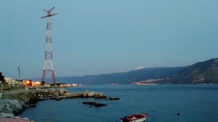 Messinafyren är en av de äldsta och mest kraftfulla fyrarna i världen, belägen vid ingången till Messinasundet. Fyren byggdes 1906 och är cirka 65 meter hög och står som en vaktpost över staden och havet. Härifrån är det möjligt att njuta av en spektakulär utsikt över sundet och staden Messina, samt observera navigeringen av fartyg som korsar Messinakanalen. Även om fyren i allmänhet inte är öppen för allmänheten, är det omgivande området idealiskt för en naturskön promenad.