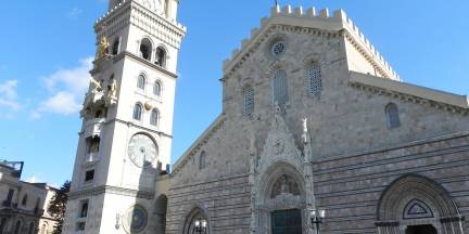 Katedralen i Messina, tillägnad Santissima Annunziata, är en av de mest betydelsefulla religiösa byggnaderna i staden. Katedralen, som ursprungligen byggdes på 1000-talet, byggdes om efter jordbävningen 1908, men har behållit sin historiska och arkitektoniska karaktär. Inuti kan besökare beundra fantastiska mosaiker och det imponerande altaret. Men en av de mest fascinerande aspekterna av Duomo är dess klocktorn, som rymmer en av de största astronomiska klockorna i Europa. Varje dag, vid middagstid, äger en show av mekanismer och ljud rum som förtrollar förbipasserande, med katedralen som vaknar till liv med symboliska figurer.