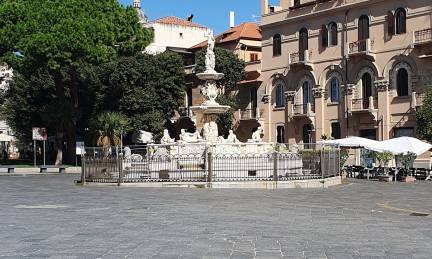 Piazza del Duomo är Messinas bankande hjärta, ett stort utrymme som rymmer Duomo och många historiska byggnader. Torget är referenspunkten för medborgare och turister, och är omgivet av byggnader som berättar om stadens historia, som Palazzo Zanca, säte för rådhuset. Torget är också känt för Orionfontänen, ett renässansmästerverk som representerar grekisk mytologi. Denna livliga plats, ofta livlig av marknader och offentliga evenemang, är den idealiska platsen att promenera, njuta av utsikten och andas in i Messinas atmosfär.