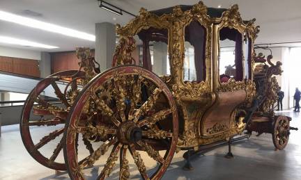 Regionalmuseet i Messina är en av de viktigaste kulturinstitutionerna i staden. Inuti är det möjligt att beundra en stor samling konstverk som sträcker sig från antiken till renässansen, med särskild uppmärksamhet på siciliansk och italiensk målning. Bland de mest kända verken finns målningar av konstnärer som Antonello da Messina, en av den italienska renässansens mästare. Museet är inrymt i en historisk byggnad som, förutom att vara en viktig kulturell plats, ger en inblick i regionens historia och konstnärliga utveckling.